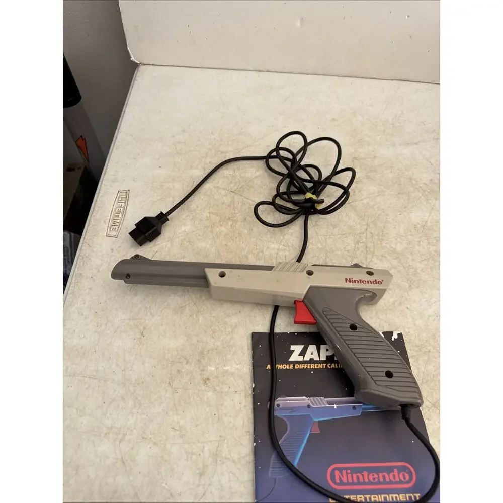 Nintendo NES Zapper Duck Hunt Light Gun Gray NES-005 1985 W/booklet